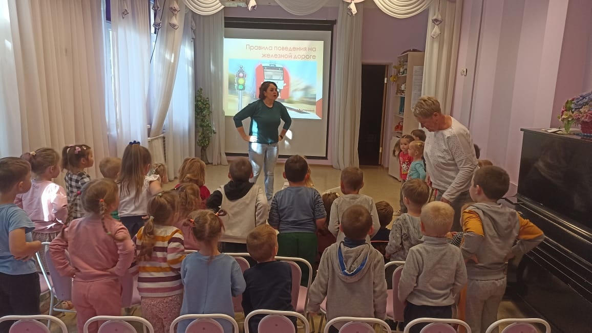 ПРАВИЛА БЕЗОПАСНОГО ПОВЕДЕНИЯ НА ЖЕЛЕЗНОЙ ДОРОГЕ ПРАВИЛА БЕЗОПАСНОГО ПОВЕДЕНИЯ НА ЖЕЛЕЗНОЙ ДОРОГЕ.