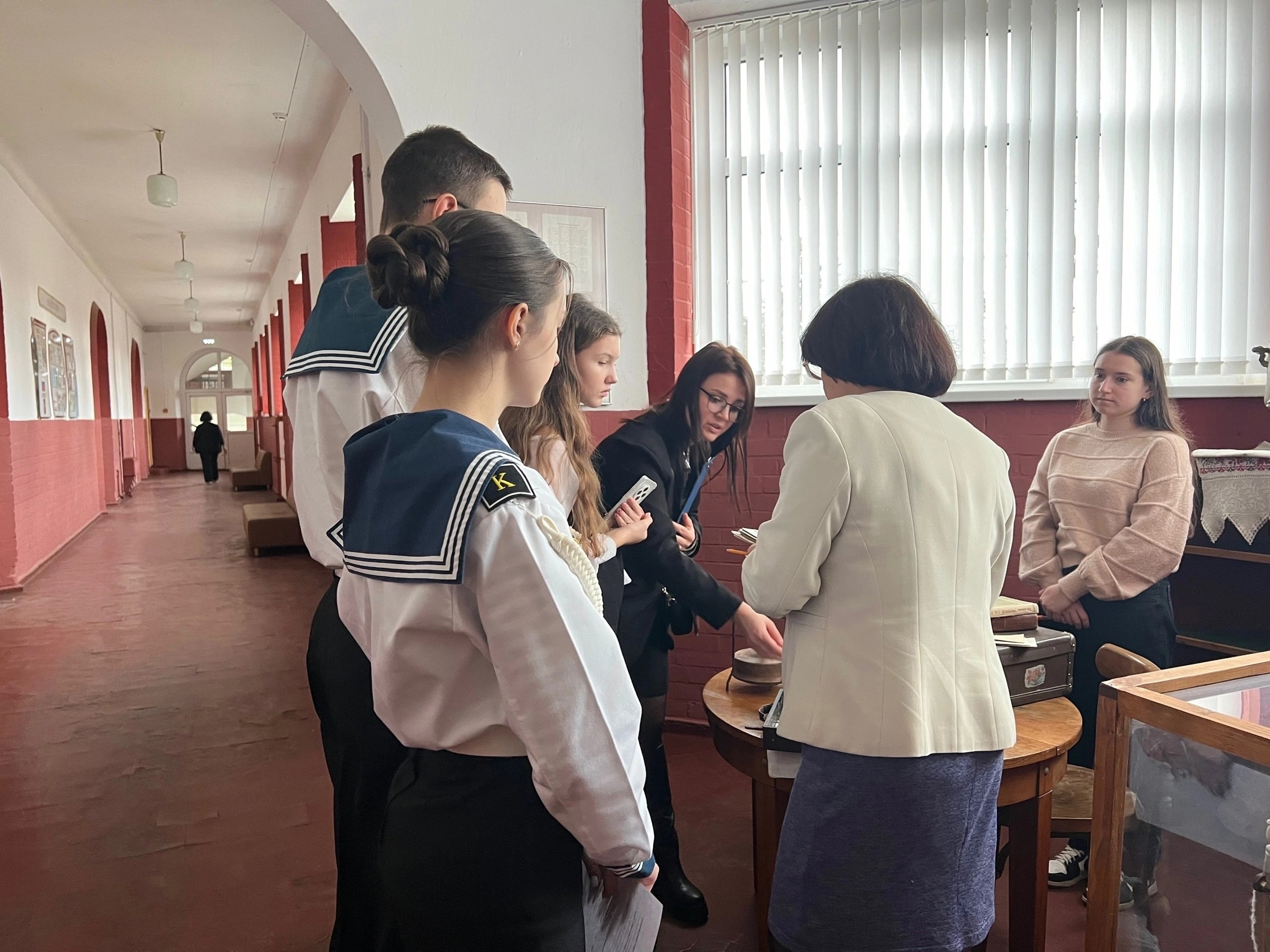 Кадеты-экскурсоводы встречают гостей Кадеты-экскурсоводы встречают гостей.